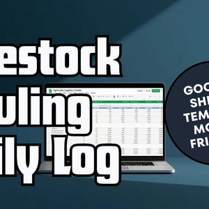 Könnte beinhalten: Ein Laptop zeigt eine Tabelle mit dem Titel Livestock Hauling Daily Log. Ein kreisförmiges Abzeichen besagt Google Sheets Template Mobile Friendly, und ein kleineres Abzeichen lautet Google Sheets Template. Der Text ist weiß mit schwarzer Umrandung.