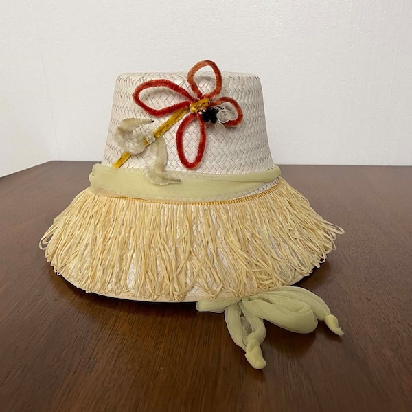 Cappello di paglia vintage da donna con frange, fiore e calabrone