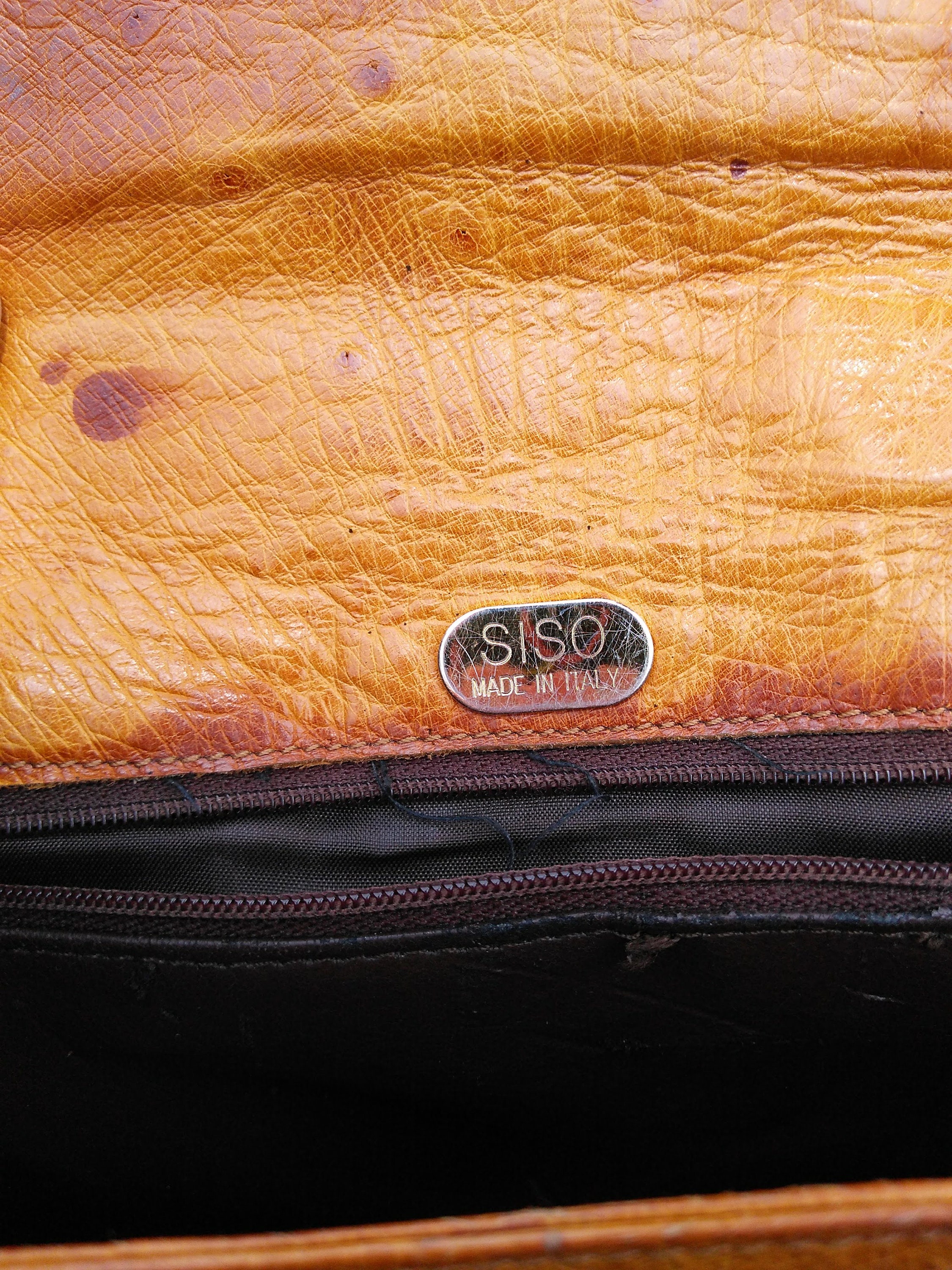 Siris (biscuit) - A slim, fashionable leather shoulder bag
