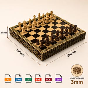 Könnte beinhalten: Ein Holzschachspiel mit hellen und dunklen Figuren auf einem Schachbrett mit griechischem Mäander-Muster am Rand. Das Brett misst 390mm x 390mm x 56mm bei einer Holzstärke von 3mm. Enthält Symbole für die Dateiformate AI, DWG, DXF, EPS, PDF und SVG.