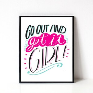 Inspirerande citat typografi - Examenspresent - Kontorskonstverk - Motiverande - Tjejers kontor - Get It Girl - Tavelvägg - Citattryck