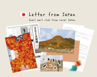Peut inclure: Un ensemble de papeterie intitulé Letter from Japan Snail mail club from rural Japan, comprenant un journal avec du texte japonais, une carte postale d'une montagne en automne, une planche d'autocollants d'oiseaux et de feuilles, et une lettre.