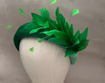 Emerald green feather headband fascinator, Races headpiece, mother of the bride headpiece, velvet fascinator headband