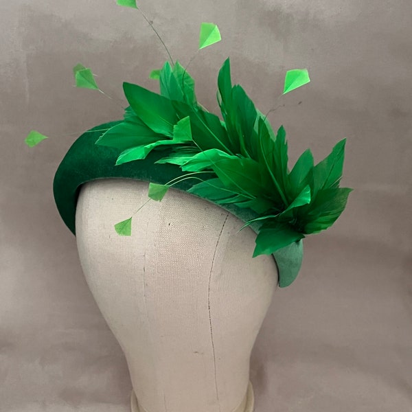 Emerald green feather headband fascinator, Races headpiece, mother of the bride headpiece, velvet fascinator headband