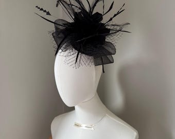 Black fascinator veiled headband with feathers, black headpiece for a wedding guest, mother of the bride, Races headwear