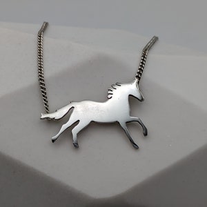 Handgeschnittene Sterling Silber Pony Pferd Halskette Anhänger Unikat An Panzerkette Reiter Galopp Hengst Energie befestigt