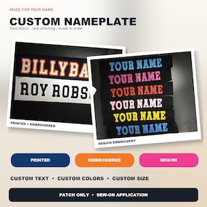 Puede incluir: Una placa de identificación personalizada con dos imágenes rectangulares. Una muestra parches de tela con el texto BILLYBA y ROY ROBSON. La otra muestra seis tiras de tela negra con el texto YOUR NAME en azul, rosa, naranja, rosa claro, amarillo y azul claro.