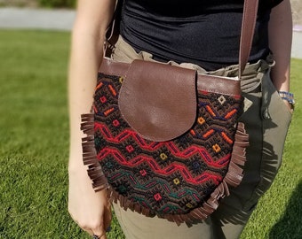 Kelim Crossbody Bag: Handgefertigte Umhängetasche aus Leder
