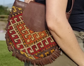 Kelim Crossbody Bag: Handgefertigte Umhängetasche aus Leder
