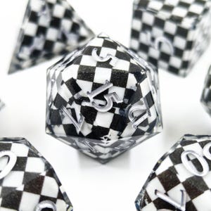 Set di dadi in resina a scacchi bianchi e neri, dadi poliedrici dai bordi affilati, dadi da gioco da tavolo con motivo a scacchiera, dadi da collezione fatti a mano, regalo perfetto.
