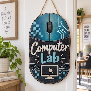 Peut inclure: Une enseigne en bois suspendue en forme de souris d'ordinateur avec une finition bleue et noire. L'enseigne présente le texte "Computer Lab" en blanc et bleu clair, ainsi qu'un graphique d'écran d'ordinateur, des circuits et des carrés pixélisés.