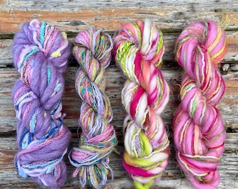 Madeja de hilo mini Twist sostenible hecha a mano / Paquete de hilo reciclado rosa + morado para arte de tejido, artesanía con fibra, muestrario de hilo para mini telar, crochet