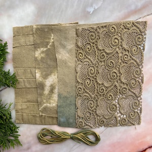 以下が含まれることがあります： オリーブグリーンの生地サンプルが並んだ画像。プリーツ、タイダイ、レースなど、さまざまなテクスチャがあります。下部には緑と金の紐の束があり、手芸用品やテキスタイル要素を示唆しています。