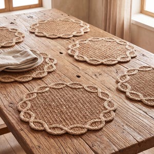 Geflochtene Tischsets mit Wellenrand, 2er-, 4er- oder 6er-Set | Runde Tischsets in Rattanoptik, 38 cm | Tischsets im Boho-Stil mit braunem Blumenrand | Landhausdekor