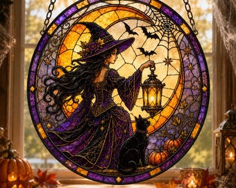 Peut inclure: Un attrape-soleil circulaire en vitrail représentant une sorcière en robe violette et chapeau pointu tenant une lanterne allumée. Un chat noir est assis près d'elle avec deux citrouilles. Le fond montre une grande lune jaune et des chauves-souris.