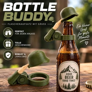 May include: A green plastic bottle topper shaped like a soldier's arm holding a helmet, designed to fit over a bottle neck. The text BOTTLE BUDDY, FLASCHENAUFSATZ MIT GRUSS, PERFEKT FÜR JEDEN ANLASS, TOLLE GESCHENKIDEE, ROBUST & LANGLEBIG, and GOOD BEER GOOD TIMES is visible.