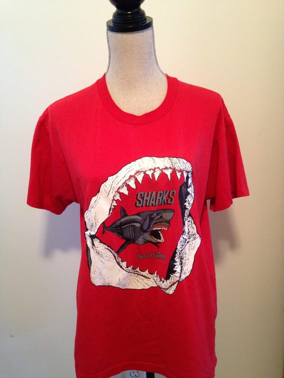 Vintage Sea World Shark Attack 80s Tshirt