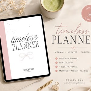 Op de afbeelding: Een digitale tablet met een witte hoes met de tekst timeless PLANNER, een roze verticale streep en een lijntekening van een strik. Het scherm toont de merknaam designisan. De tekst aan de rechterkant somt functies op zoals instant download.
