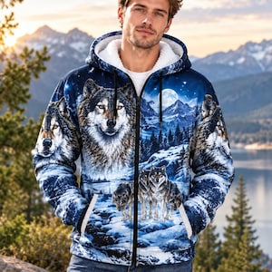 Puede incluir: Una sudadera con cremallera que presenta un estampado de paisaje invernal en azul y blanco con varios lobos. La prenda tiene un forro de forro polar blanco estilo sherpa, una capucha con cordones negros y una cremallera frontal completa.