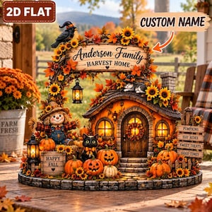 Puede incluir: Una decoración otoñal plana en 2D que muestra una casa con el letrero Anderson Family Harvest Home, un espantapájaros, un gato negro, calabazas, girasoles y linternas. Un letrero de madera a la derecha enumera Pumpkins, Hay Rides, Sweet Treats, Good Times.