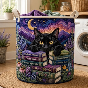 Könnte beinhalten: Ein zylindrischer Wäschekorb aus Stoff mit einem schwarzen Katzenmotiv, die auf einem Bücherstapel ruht. Das Design zeigt einen violett-orangen Nachthimmel mit Mondsichel, Bergen und Lavendelblüten. Die Buchtitel lauten Wildflower Almanac, Quilt & Moon, The Starry Night's Tales, Teacher's Avenue, Adventure Expeditions und Threaded Stories.
