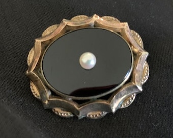 Victorian Antique Gold Double (Duette) Brooch of Onyx and a Pearl