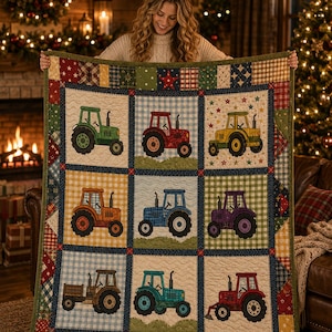 Könnte beinhalten: Eine rechteckige Patchwork-Decke mit neun quadratischen Feldern, die jeweils einen andersfarbigen Traktor zeigen. Die Traktoren sind grün, rot, gelb, orange, blau, lila, braun, türkis und dunkelrot. Die Decke hat einen dekorativen Rand aus kleinen Quadraten.