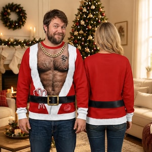 Könnte beinhalten: Ein rotes Langarm-Sweatshirt mit einem fotorealistischen Druck eines behaarten Oberkörpers, einer goldenen Kette, einem Drachentattoo und einem Brustwarzenpiercing. Das Design zeigt einen weißen Kunstfellbesatz und einen schwarzen Gürtel.