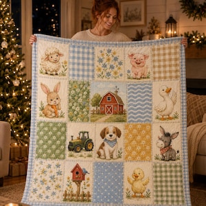 Op de afbeelding: Een patchwork quilt met een raster van illustraties waaronder een schaap, een varken, een konijn met een wortel, een rode schuur, een eend, een groene tractor, een puppy, een ezel, een vogelhuisje en een kuiken, afgewisseld met blauwe en groene ruitjes.