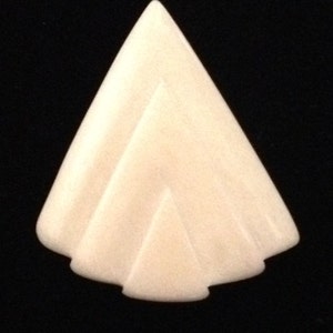 Op de afbeelding: Een witte, gegraveerde, driehoekige hanger met een geometrisch ontwerp.