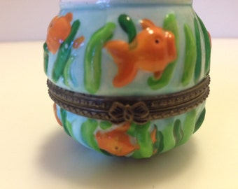 Scatola vintage in ceramica a tema marino con minuscoli pesci rossi racchiusi