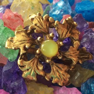 Sale - Vintage Gold & Yellow Center Flower Blossom Brooch Pin