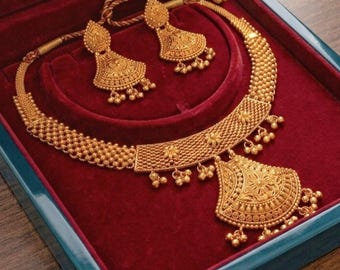 Brautschmuck-Set aus 22-karätigem Massivgold, traditioneller Hochzeitsschmuck, florales Choker-Halsband mit Jhumka-Ohrringen
