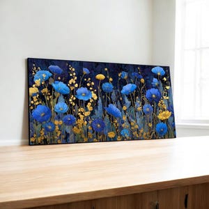 Puede incluir: Una pieza de arte mural rectangular con un fondo azul marino oscuro, numerosas flores de color azul vibrante y acentos de color amarillo dorado dispersos. La composición muestra un campo denso de elementos florales de formas y tamaños variados.