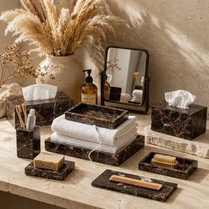 Puede incluir: Un juego de accesorios de baño hecho de mármol marrón oscuro con vetas blancas, que incluye dos cajas para pañuelos, un portacepillos, una jabonera, una bandeja de tocador, una bandeja rectangular y un espejo con marco de mármol a juego.