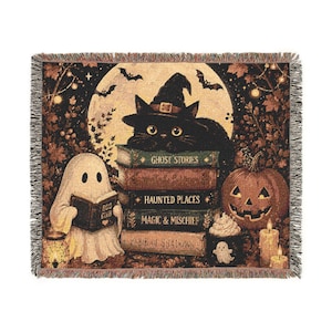 Peut inclure: Un plaid tissé représentant un chat noir portant un chapeau de sorcière posé sur une pile de livres intitulés Ghost Stories, Spells & Potions, Haunted Places, Magic & Mischief et Book of Shadows, avec un fantôme, une citrouille et des bougies.