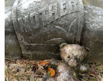 Espeluznante lápida "Madre" con osito de peluche envejecido en el cementerio Bonaventure de Savannah Georgia