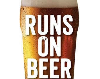 Może przedstawiać: Szklanka piwa z nadrukiem "Runs on Beer". Szklanka jest oszroniona i ma kondensację. Tekst jest biały, a tło ma kolor brązowego piwa. Obrazek przedstawia produkt firmy Cycletags.
