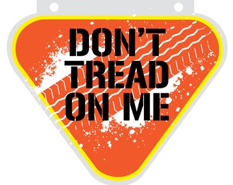 Może przedstawiać: Czerwony znak w kształcie trójkąta z żółtą obwódką i białymi, zużytymi plamami farby. Znak zawiera napis "DON'T TREAD ON ME" czarnymi literami z wzorem bieżnika opony za tekstem.