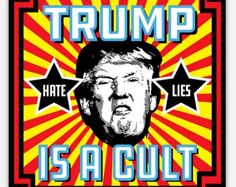 Może przedstawiać: Grafika z czarno-białą ilustracją twarzy mężczyzny i słowami "TRUMP IS A CULT" w niebieskich i białych literach. Słowo "HATE" znajduje się w czarnej gwieździe po lewej stronie, a "LIES" w czarnej gwieździe po prawej stronie.