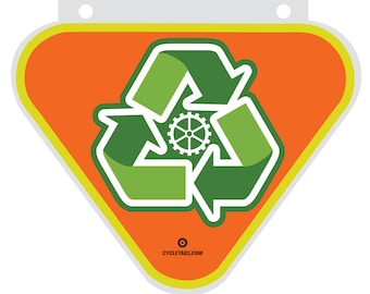 Może przedstawiać: Zielony symbol recyklingu z kołem zębatym w środku, na pomarańczowym trójkącie z żółtą obwódką. Tekst "cycletags.com" znajduje się na dole trójkąta.