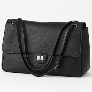 Può includere: Una borsa a spalla nera con superficie testurizzata, dotata di una patta rettangolare, una chiusura a girello in metallo argentato e due sottili tracolle nere fissate con occhielli in metallo argentato sulla parte superiore della borsa.