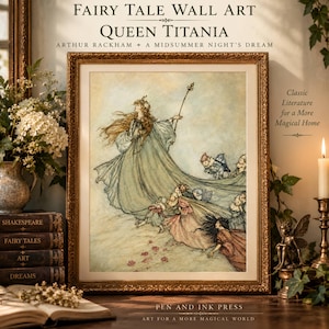 以下が含まれることがあります： アーサー・ラッカムによる『夏の夜の夢』の「Fairy Tale Wall Art Queen Titania」と題された額入りプリント。杖を持ち、流れるようなドレスをまとった女王が小さな人物たちに囲まれている様子が描かれており、装飾的な金色のフレームに収められている。