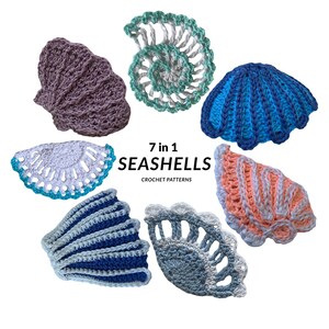 Puede incluir: Siete diseños de conchas marinas de ganchillo dispuestos en círculo. La colección incluye una vieira morada, una concha en espiral turquesa, una concha de abanico azul, un semicírculo azul claro, una concha color melocotón, una concha a rayas azules y blancas y una concha gris. Texto: 7 in 1 SEASHELLS CROCHET PATTERNS.