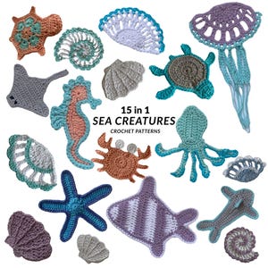 Op de afbeelding: Een verzameling van 15 gehaakte applicaties met diverse zeedieren en schelpen in blauw-, paars-, oranje- en grijstinten. De tekst 15 in 1 SEA CREATURES CROCHET PATTERNS staat centraal tussen de gehaakte items, waaronder een zeester, krab, kwal, zeepaardje en vis.