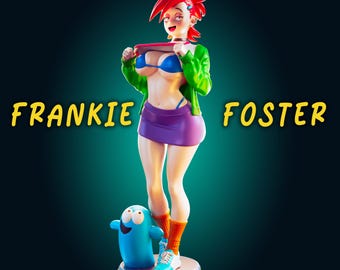Può includere: Una statuetta da collezione di Frankie Foster con capelli rossi, che indossa una giacca verde, un top bikini blu e una gonna viola. Il personaggio si trova su una base circolare accanto a una piccola creatura blu. Il testo FRANKIE FOSTER appare in giallo.