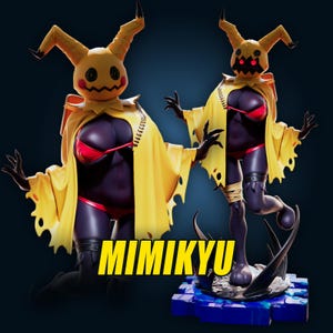 Puede incluir: Una figura del personaje Mimikyu con una capa amarilla de bordes dentados, un bikini rojo y piel oscura. La cabeza amarilla tiene ojos de botón negros y una boca cosida. El texto MIMIKYU aparece en letras amarillas en negrita.