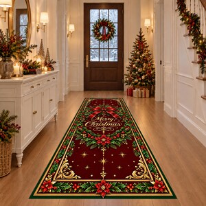 Op de afbeelding: Een rechthoekige loper met een dieprode achtergrond en de centrale inscriptie Merry Christmas, omringd door een decoratieve rand van groene hulstbladeren, rode kerststerren, gouden filigraanaccenten en kleine stermotieven.