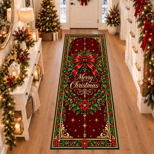 Op de afbeelding: Een rechthoekige loper met een dieprode achtergrond, een centrale groene hulstkrans, een grote rode strik en de gouden tekst Merry Christmas. Het ontwerp bevat kerststerren, gouden filigraan hoeken en steraccenten.