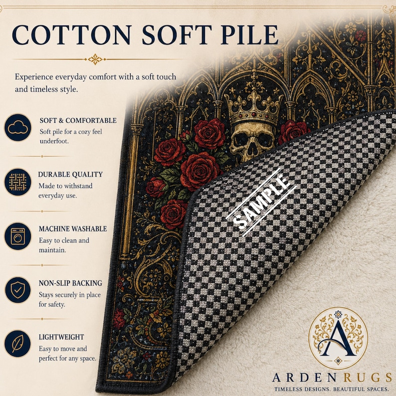Op de afbeelding: Een rechthoekig tapijt met een gotische print van een schedel met een kroon, omringd door rode rozen en gouden bogen. Het tapijt heeft een antislip achterkant met zwart ruitpatroon en een zachte pool. Tekst bevat: COTTON SOFT PILE.